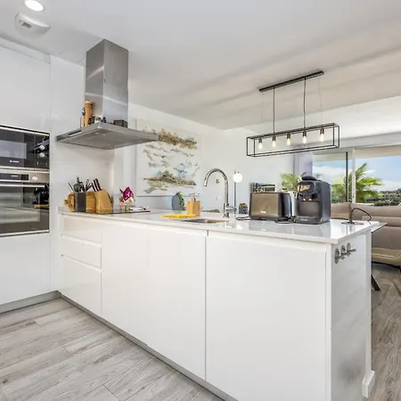 Дом отдыха Vivi Homes - Lima Pool, Sunny Terrace & Эстепона